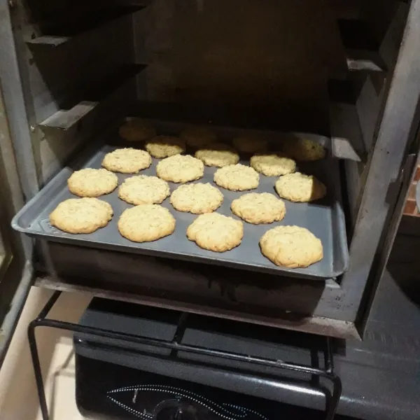 Panggang dalam oven yang sudah dipanaskan, gunakan api sedang cenderung kecil hingga matang. Sesuaikan dengan oven masing-masing. Keluarkan dari oven dan dinginkan. Simpan dalam wadah kedap udara agar tetap renyah.