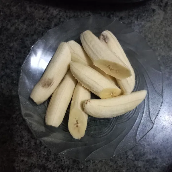 Potong pisang menjadi 2 bagian