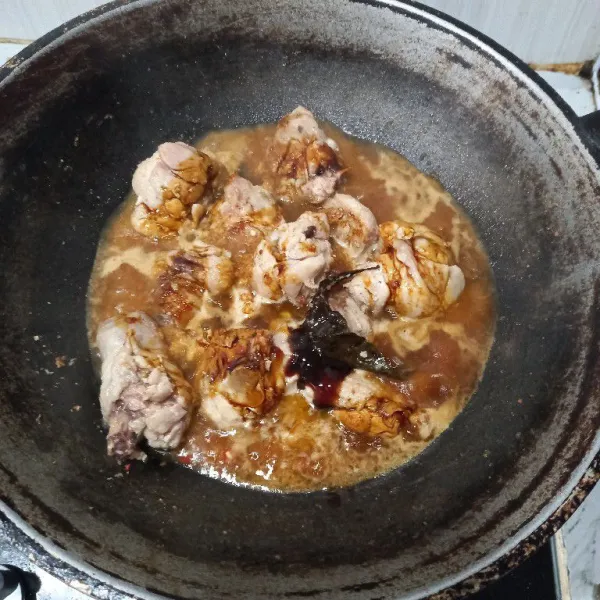 Masukan ayam, jika sudah setengah matang tambahkan kecap serta saos tiram, masak sampai ayam matang dan air tersisa sedikit.