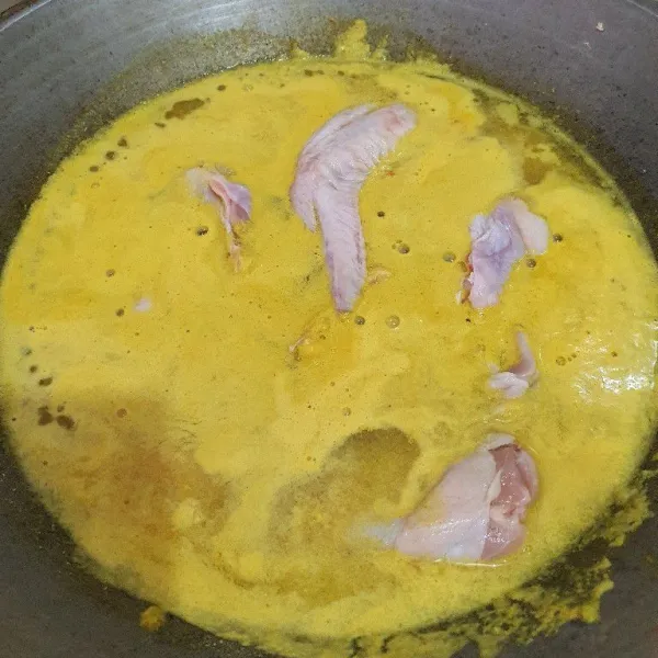 Masukkan ayam, masak sampai ayam matang & kuah menyusut.