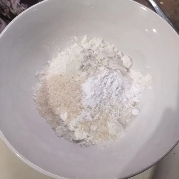 Masukan tepung terigu, gula pasir, soda kue dan baking powder ke dalam wadah.