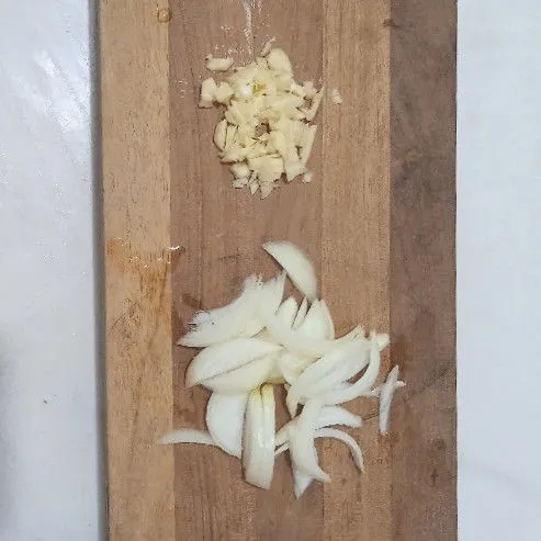 Geprek bawang putih, kemudian rajang halus. Potong bawang bombay memanjang.