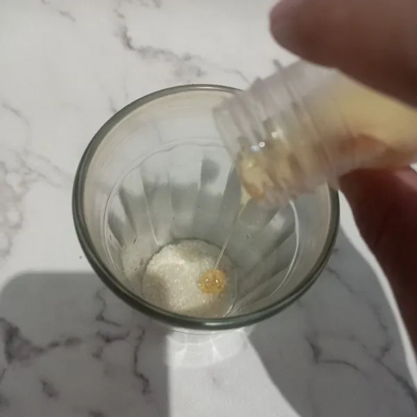 Tuangkan madu juga ke dalam gelas saji