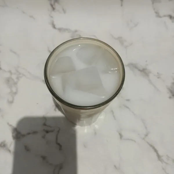 Tambahkan es batu hingga memenuhi gelas, dan minuman pun siap disajikan