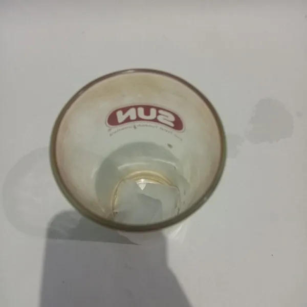 Tambahkan es batu dalam gelas saji