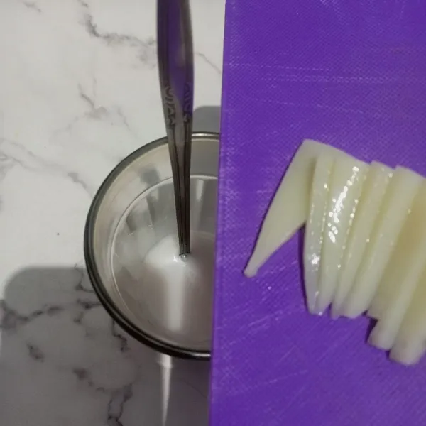 Iris-iris jelly bentuk memanjang dan tambahkan ke dalam gelas saji