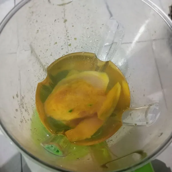 Iris-iris mangga lalu masukkan kedalam blender, tambahkan air mineral dan gula pasir, blender hingga halus