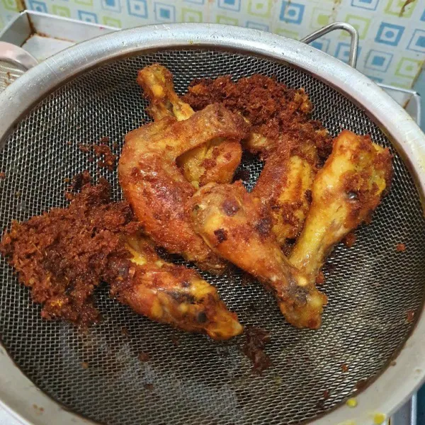 Goreng ayam hingga kecoklatan. Sajikan.