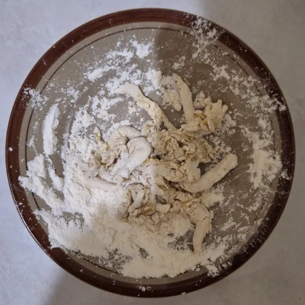 Campur tepung beras dan tepung terigu tambahkan kaldu jamur secukupnya, celupkan jamur ke dalam adonan tepung hingga terbalut merata.