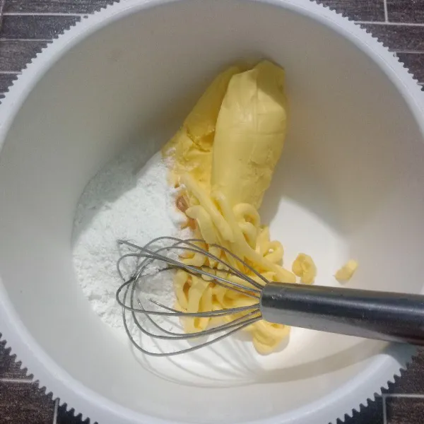 Mixer atau whisker butter, margarin dan gula halus sampai lembut.