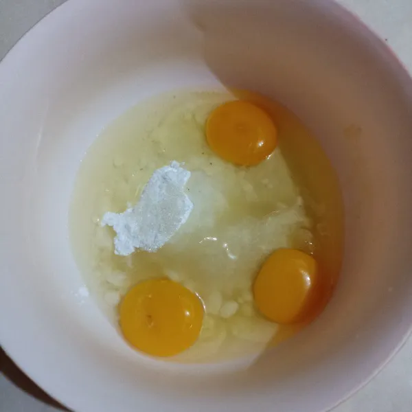 Mixer telur, gula dan sp sampai memgembang, putih, kental berjejak.