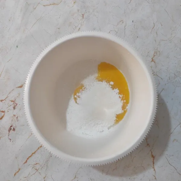 Siapkan wadah, masukkan kuning telur, gula, bubuk vanili dan tepung maizena. Aduk rata.