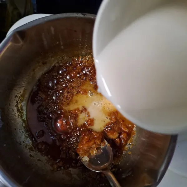 Tuang larutan agar-agar dan maizena ke dalam panci karamel.