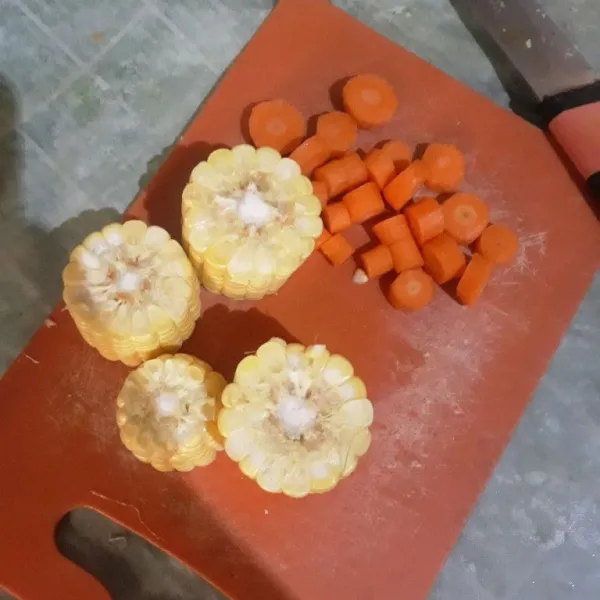 Potong jagung dan wortel.