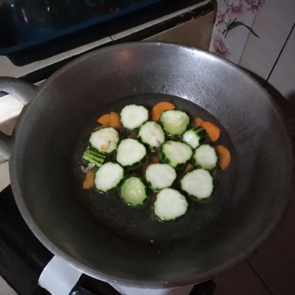 Masukkan wortel dan oyong beri air secukupnya kemudian masukkan kaldu bubuk, masak hingga mendidih.