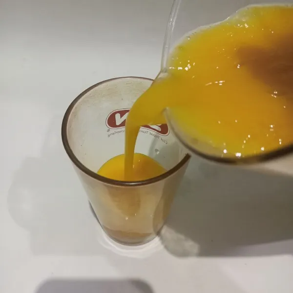 Tuangkan jus mangga yang tadi sudah di blender