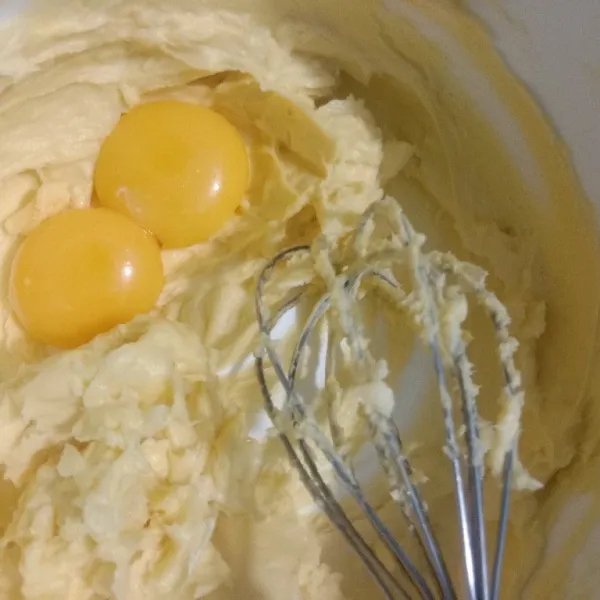 Masukkan kuning telur, mixer sebentar asal tercampur saja.