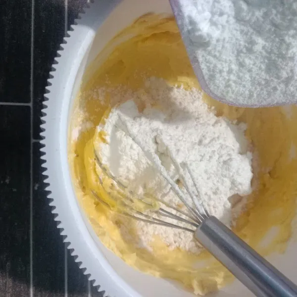 Masukkan tepung terigu, susu bubuk dan maizena, aduk perlahan hingga tercampur rata dan bisa dibentuk.