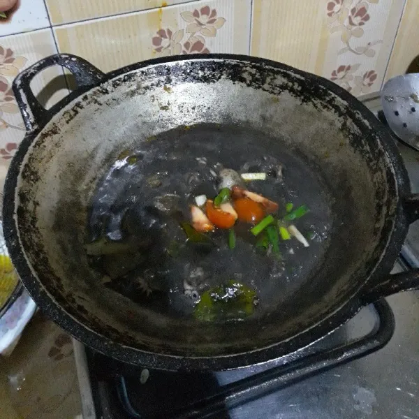 Terakhir masukkan potongan tomat dan daun bawang. Masak sebentar, lalu matikan kompor. Sajikan.