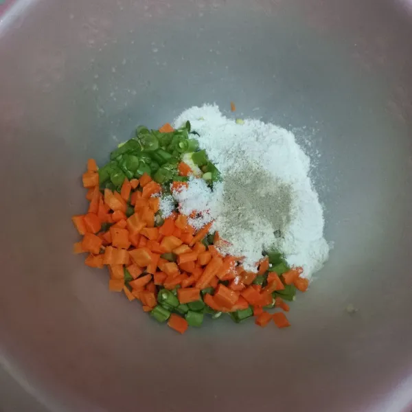 Tambahkan tepung terigu, tepung serbaguna garam dan merica bubuk.