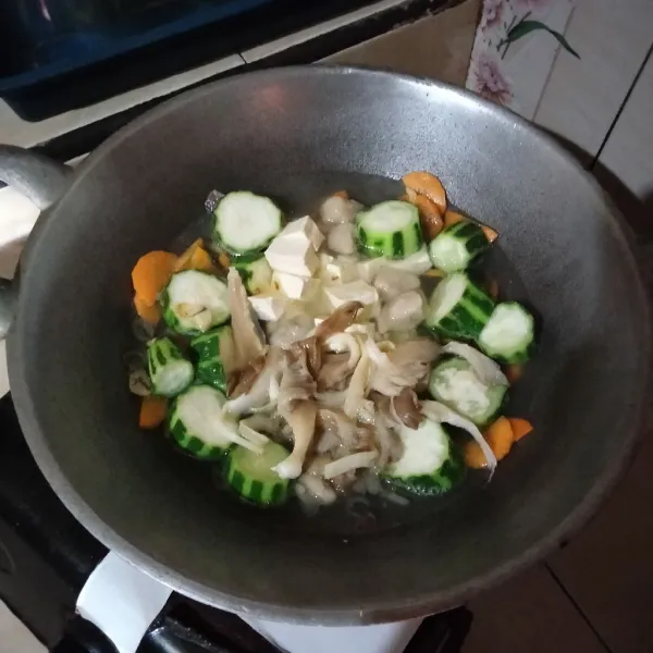 Masukkan tahu, jamur tiram dan bakso, masak hingga wortel empuk.
