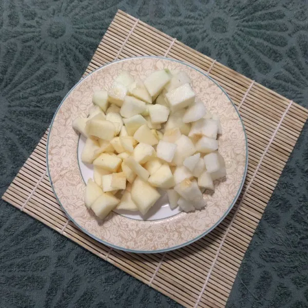 Cuci bersih, kupas kulit dan potong dadu semua buah kecuali durian.
