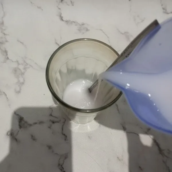 Tuangkan susu cair lalu aduk semuanya hingga tercampur larut