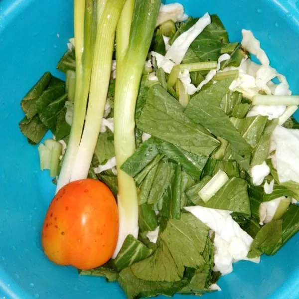 Siapkan sayuran cuci hingga bersih lalu potong-potong.