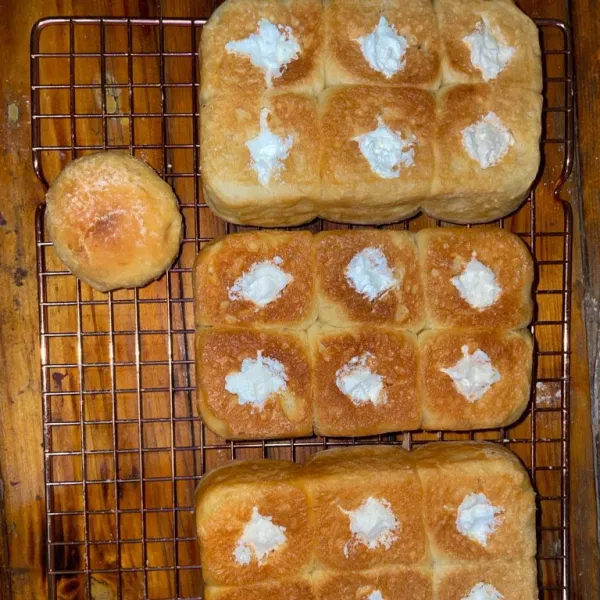 Isi filling ke dalam roti. Isi saat roti sudah benar-benar dingin atau suhu ruang.