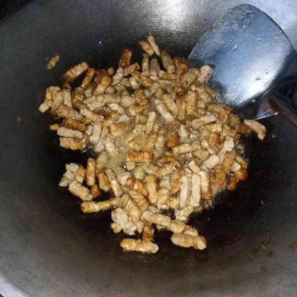 Potong-potong tempe, rendam dengan air garam kemudian goreng hingga matang, angkat.