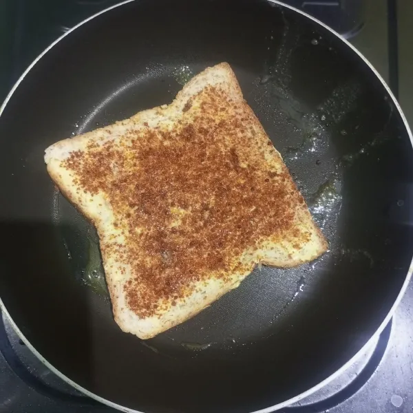 Lelehkan margarin pada teflon dan panggang roti hingga kecokelatan lalu angkat