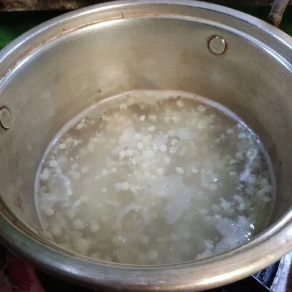 Didihkan air lalu masukkan jagung putih, masak hingga matang.