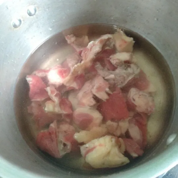Rebus daging sapi 15 menit.