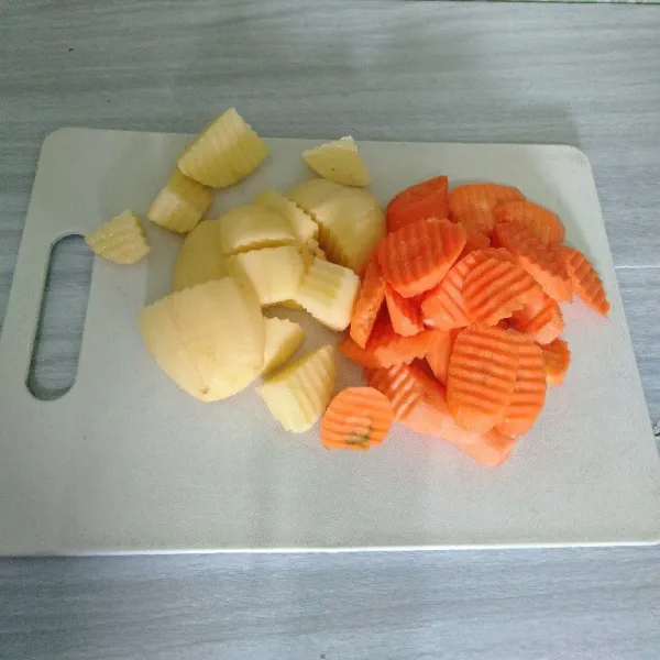 Kupas wortel dan kentang, potong sesuai selera.