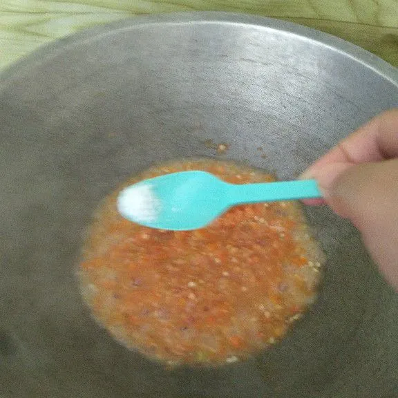 Tambahkan air, kaldu dan gula pasir. Masak hingga air mendidih.