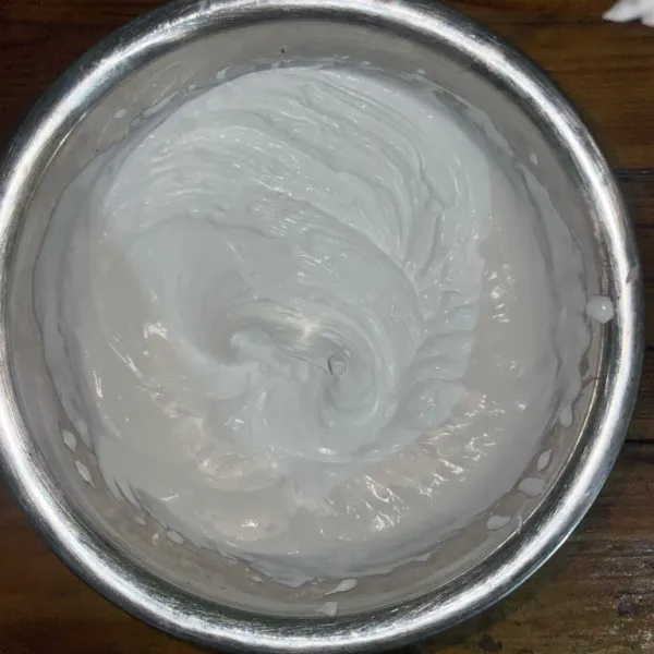 Mixer whip cream hingga kaku dan mengkilap, lalu masukkan sisa bahan. Mixer hingga tercampur rata. Pindahkan ke dalam pipping bag.
