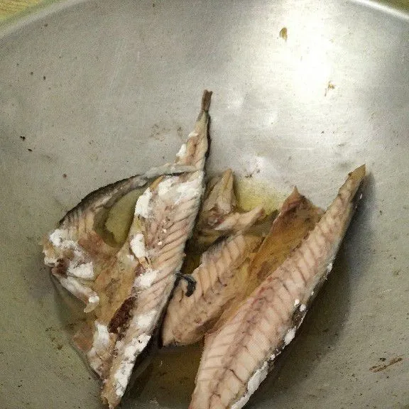 Goreng ikan cue setengah matang. Suwir-suwir ikan cue.