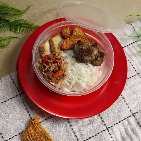 Tata nasi di dalam bowl, beri toping tempe, tahu, hati dan sambal bongkot.
