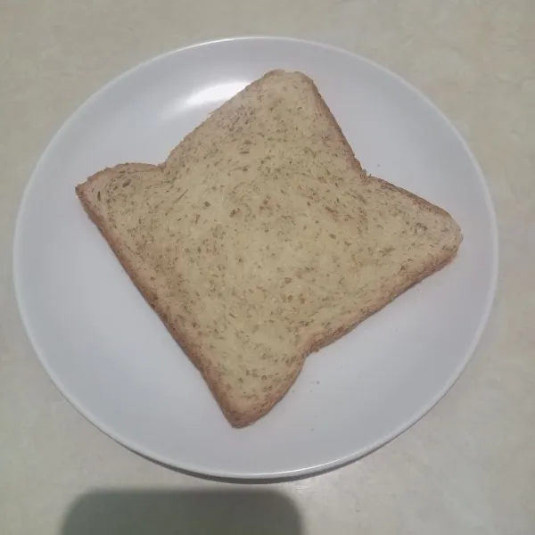 Siapkan 1 lembar roti gandum dipiring
