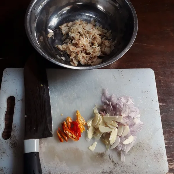 Iris bawang putih, bawang merah dan cabe. Iris tipis bongkot dan beri sedikit garam, aduk rata dan diamkan 15 menit. Kemudian remas - remas, cuci bersih dan peras.
