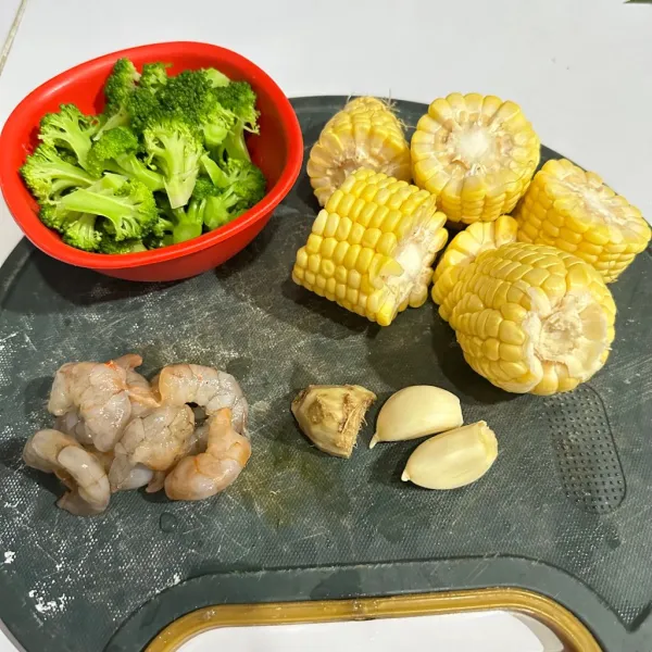 Siapkan semua bahan. Geprek jahe dan bawang putih. Rebus 1 menit brokoli dengan beri garam lalu tuang ke dalam air dingin dan tiriskan supaya warnanya tetap cantik segar.