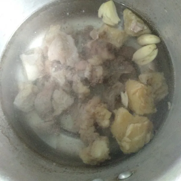 Buang air rebusan pertama rebus kembali, tambah garam dan bawang putih yang di geprek saja 30 menit dengan presto.