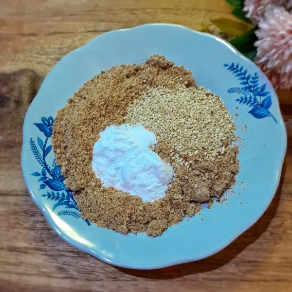 Campur jadi satu blenderan  kacang tanah, wijen sangrai, gula putih bubuk, garam halus