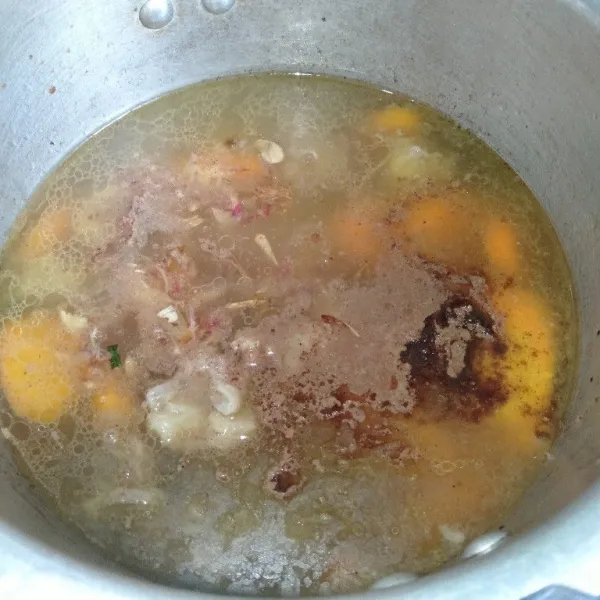 Setelah daging empuk, masukan wortel, kentang, bawang yang sudah di tumis dan bumbu sop bubuk.