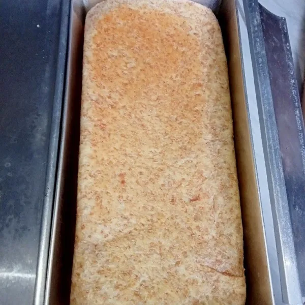 Panggang roti selama 35 menit suhu 180°C api atas bawah,atau sampai matang sempurna. Setelah matang olesi roti bagian atasnya dengan margarin, tunggu dingin potong roti sesuai dengan selera.
