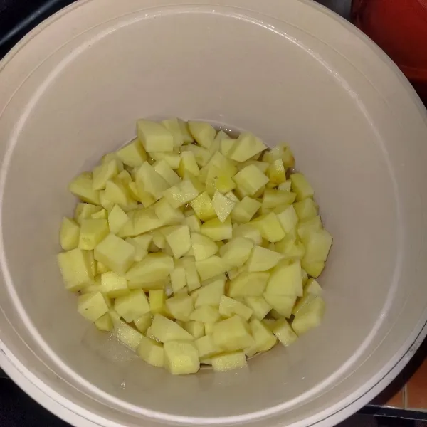 Kupas kentang, kemudian potong dadu kecil atau sesuai selera.