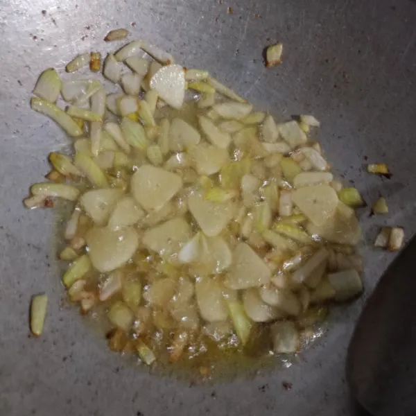 Tumis bawang bombay hingga layu, kemudian masukkan bawang putih dan cabe.