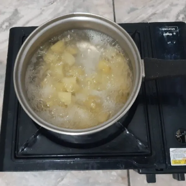 Kupas dan rebus kentang sampai terasa lembut. Tambahkan 1/8 garam ke dalam rebusan kentang. Tunggu sampai mendidih dan kentang terasa lunak.