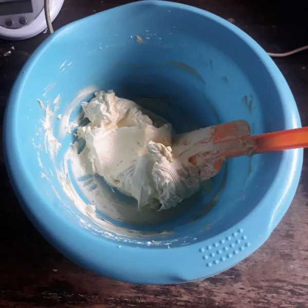 Mixer margarin hingga pucat, sisihkan.