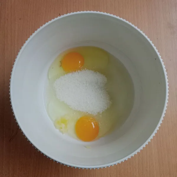 Masukan gula, telur dan sp ke dalam wadah.
